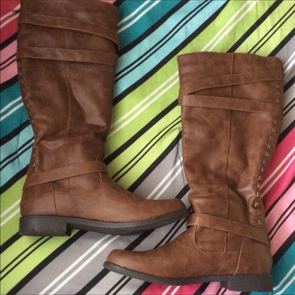 JustFab Shoes - ✨EUC Flat Brown Boots✨
